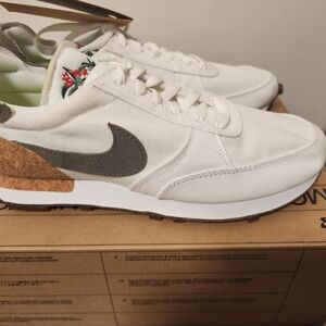 Nike DBreak-type 9.5 mens/11 women *New*